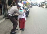 Bagikan Masker, Kasatlantas Polres Meranti Peduli Dengan Kesehatan Masyarakat Selatpanjang
