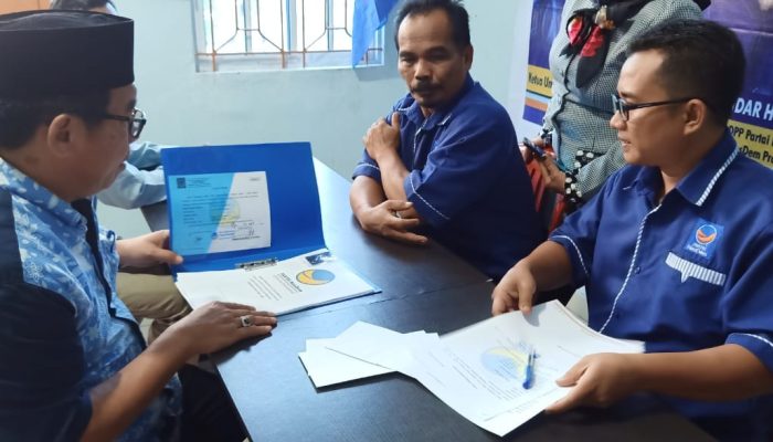Pasangan Masrul Kasmy – Yulian Norwis Kembalikan Formulir Pendaftaran ke DPC Nasdem