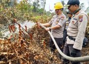 Kapolda Riau Berpeluh Keringat Ikut Padamkan Api di Rupat Utara, Bengkalis
