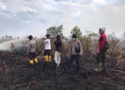 Mahasiswa STIE Tuah Negeri Dan HMI Kota Dumai Bantu Padamkan Karhutla