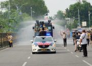 Polda Riau Bersama Stake Holder Laksanakan Gerakan Memutus Penularan COVID-19 Melalui Penyemperotan Disinfektan Serentak