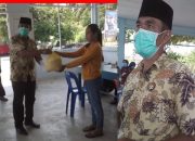 Dalam Situasi Memperihatinkan, Kades Alai Bagikan Bantuan 5 Kg Beras Pada Warganya