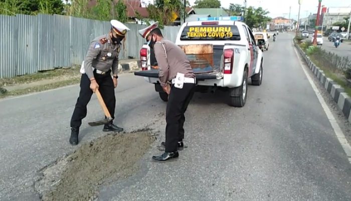 Antisipasi Naiknya Angka Lakalantas, Polres Kuansing Lakukan Aksi Sosial Di Kecamatan Kuantan Tengah