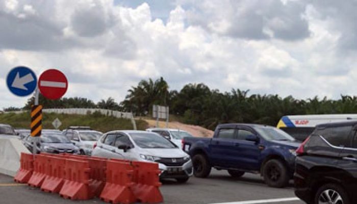 Libur Panjang, Terjadi Antrian Sepanjang 1 Km Di Tol Permai
