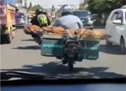Seorang Anak Membawa Jenazah Ibunya Menggunakan Bronjong Di Atas Sepeda Motor