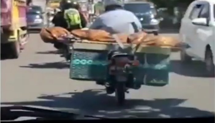 Seorang Anak Membawa Jenazah Ibunya Menggunakan Bronjong Di Atas Sepeda Motor