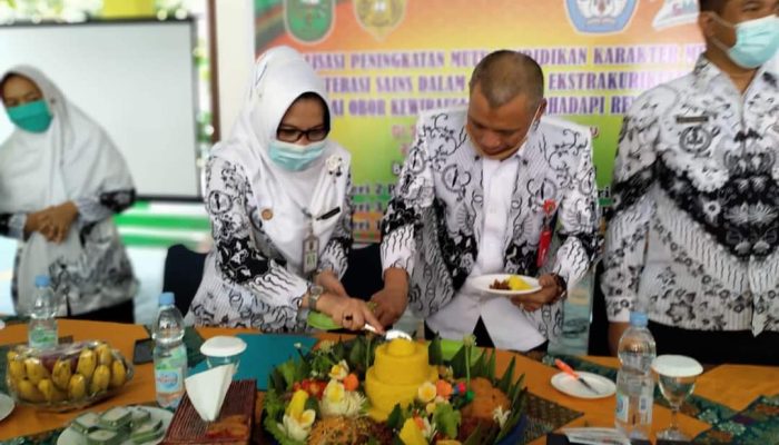 SMA Negeri 7 Pekanbaru Rayakan HUT 35 Bertepatan Peringatan Hari Guru Nasional