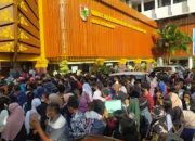 Buka Layanan Administrasi Dihari Libur, Kantor Disdukcapil Kota Pekanbaru Diserbu Warga