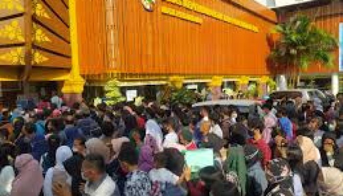Buka Layanan Administrasi Dihari Libur, Kantor Disdukcapil Kota Pekanbaru Diserbu Warga