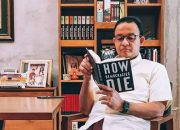 Unggah Foto Baca Buku “How Democracies Die”, Anies Jadi Trending Topic Di Twitter