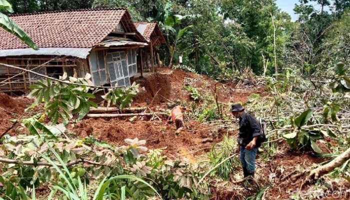 Terjadi Likuifaksi Di Kebumen, Satu Hektar Tanah Amblas Hingga 3 Meter