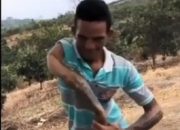 Netizen Ngilu ! Viral Video Seorang Pria Berlengan Lentur Dan Bisa Diputar