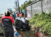 Dikira Tempat Parkir, Mobil Masuk Parit Di Jalan HR Soebrantas