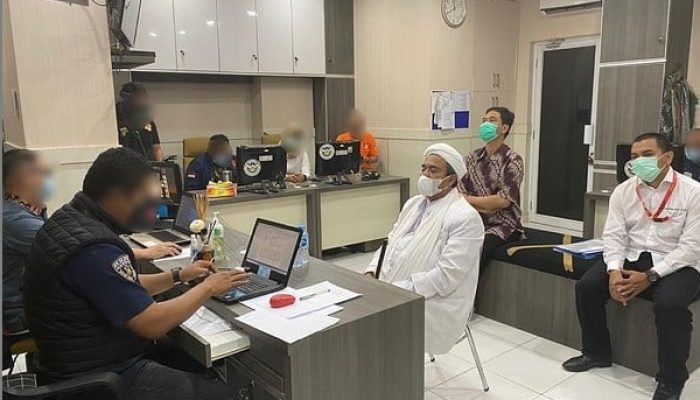 Dengan Status Tersangka, Rizieq Shihab Tiba di Polda Metro Jaya Bersama Kuasa Hukum  