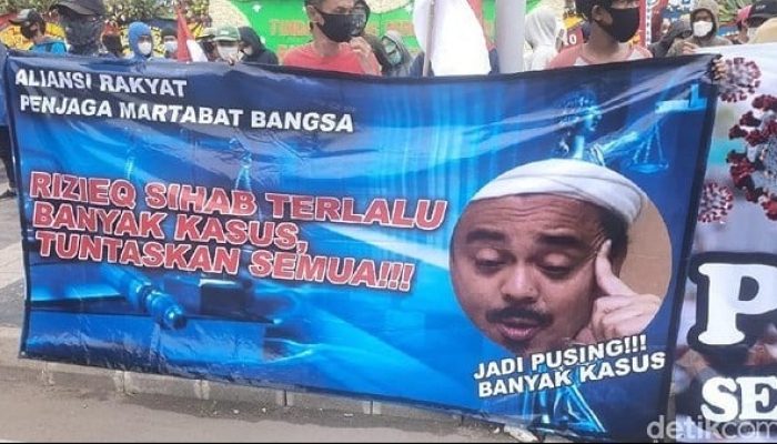 Massa Aksi Di Polda Metro Jaya, Dukung Proses Hukum Terhadap Habib Rizieq