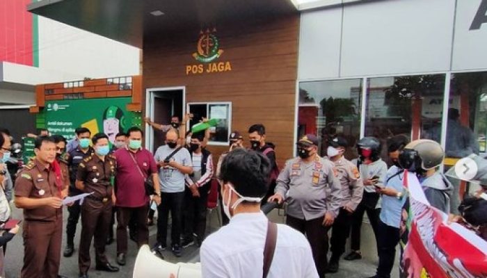 Hamdani Kuasai Mobil Dinas, AMP Unjuk Rasa Di Depan Kejari Pekanbaru
