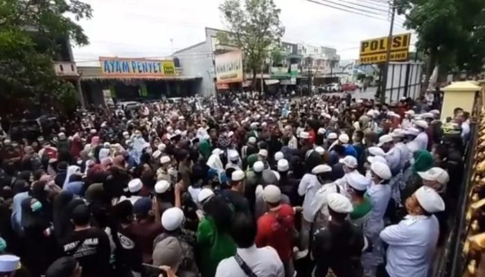 Tuntut Habib Rizieq Dibebaskan, Simpastisan FPI Geruduk Mapolres Cianjur