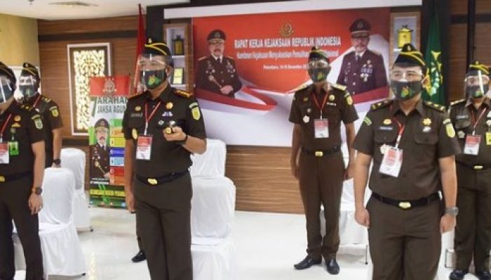 Komitmen Kejaksaan Sukseskan Pemulihan Ekonomi, Jokowi Buku Rakernas Secara Virtual