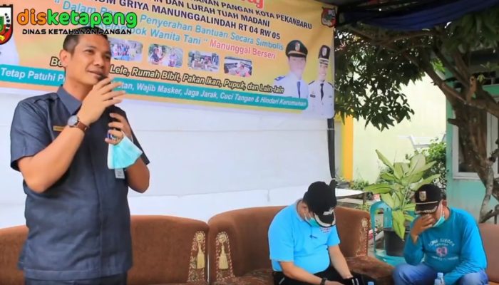 Dinas Ketapang Kota Pekanbaru Serahkan Bantuan Program KRPL Di KWT Manunggal Berseri Kelurahan Tuah Madani