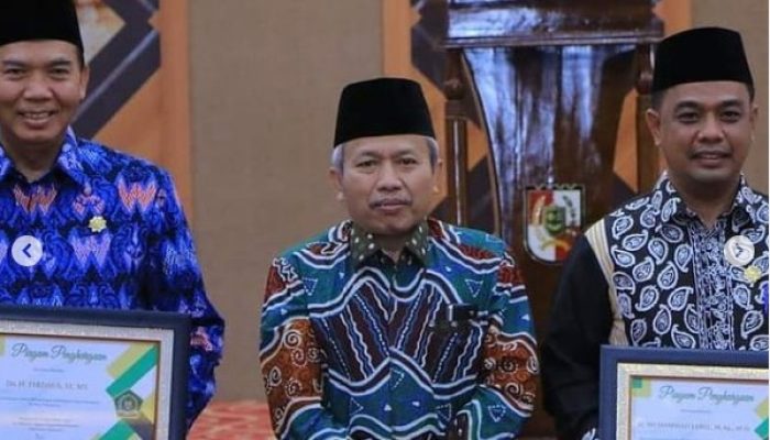Sukses Program Mesjid Paripurna, Walikota Dan Sekdako Pekanbaru Terima Pin Emas Dari Kemenag RI  