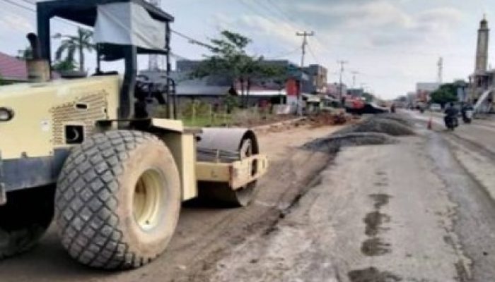 Pekerjaan Jalan Dua Jalur Di Air Molek Tak Kunjung Selesai, Berikut Penjelasannya…