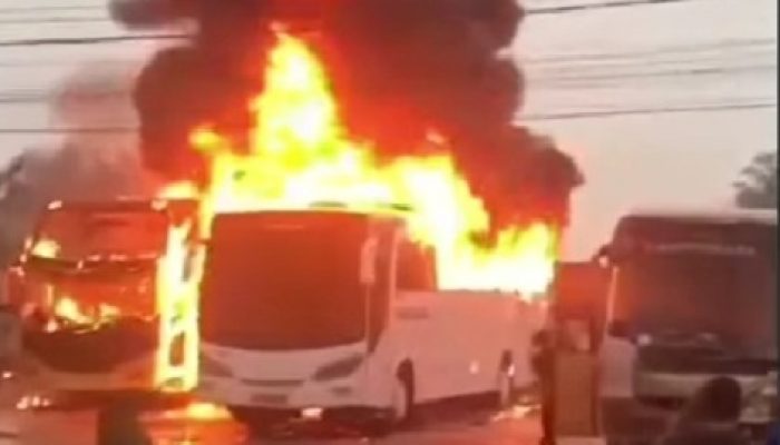 Tidak Ada Korban Dalam Kebakaran Dua Unit Bus Pariwisata Di Jalan SM Amin