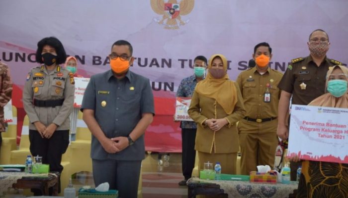 Presiden Jokowi Salurkan Bantuan Tunai Kepada Masyarakat, Menteri Dan Kepala Daerah Diminta Lakukan Pengawasan