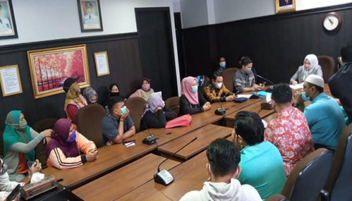 Mantan THL DLHK Pekanbaru Mengadu Ke DPRD, Minta Agus Pramono Dibebas Tugaskan