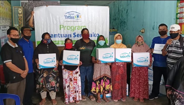 Rumah Yatim Sampaikan Bantuan Sembako untuk Korban Banjir Pekanbaru