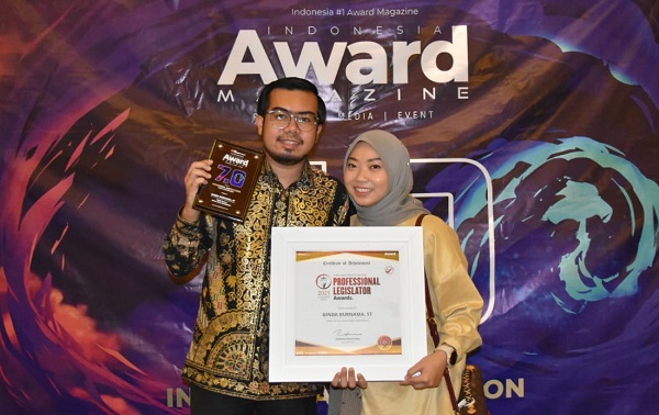Wakil Ketua DPRD Kota Pekanbaru Ginda Burnama ST dan istri, usai menerima penghargaan dari Indonesia Award Magazine