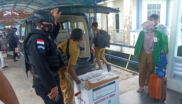 Brimob Kawal Pendistribusian Vaksin Sinovac Ke Kepulauan Riau