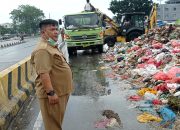 Kerahkan Alat Berat Dan 4 Unit Fuso, DLHK Kota Pekanbaru Angkut Tumpukan Sampah Di Pasar Pagi Arengka