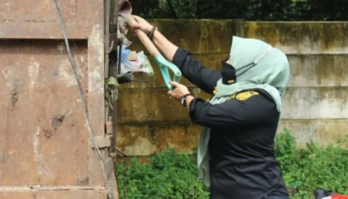 Edukasi Warga, Anggota DPRD Pekanbaru Turun Tangan Bersihkan Gunungan Sampah