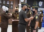 Menuju WBBM, Kepala Kejari Pekanbaru Sematkan Pin WBBM Kepada Seluruh Pegawai