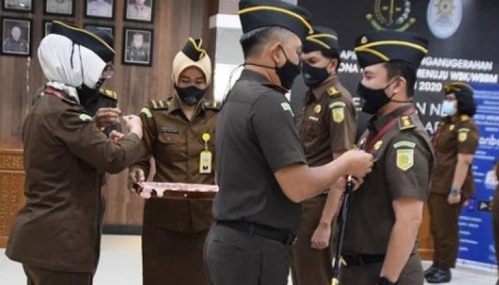 Menuju WBBM, Kepala Kejari Pekanbaru Sematkan Pin WBBM Kepada Seluruh Pegawai