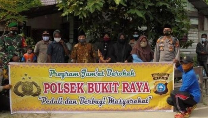 Polsek Bukit Raya Gelar Giat Jum’at Peduli Dan Berbagi Kepada Warga Yang Membutuhkan
