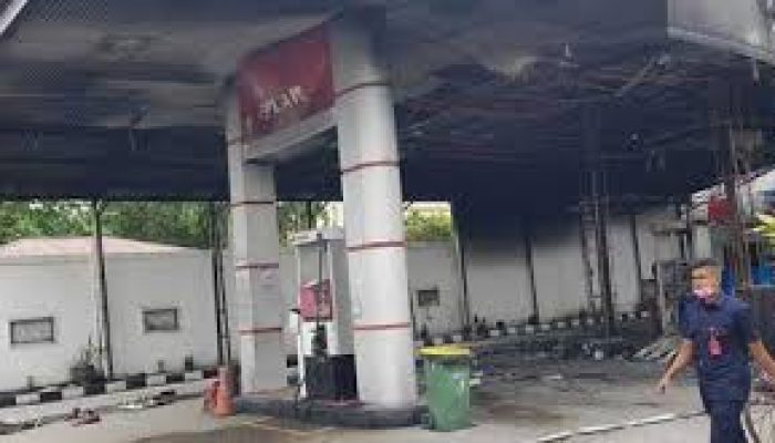 Diduga HP Berbunyi Jadi Penyebab SPBU Dan 1 Unit Avanza Hangus Terbakar Di Pekanbaru