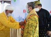 Suku Sakai Bathin Sobonga Memberikan Penghargaan Tertinggi Kepada Gubri Syamsuar