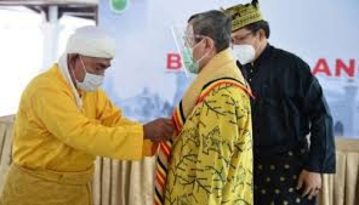 Suku Sakai Bathin Sobonga Memberikan Penghargaan Tertinggi Kepada Gubri Syamsuar