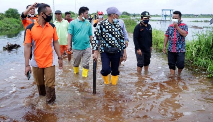 Pemerintah Kabupaten Siak Berikan 100 Paket Sembako Untuk Korban Banjir Di Teluk Lanus
