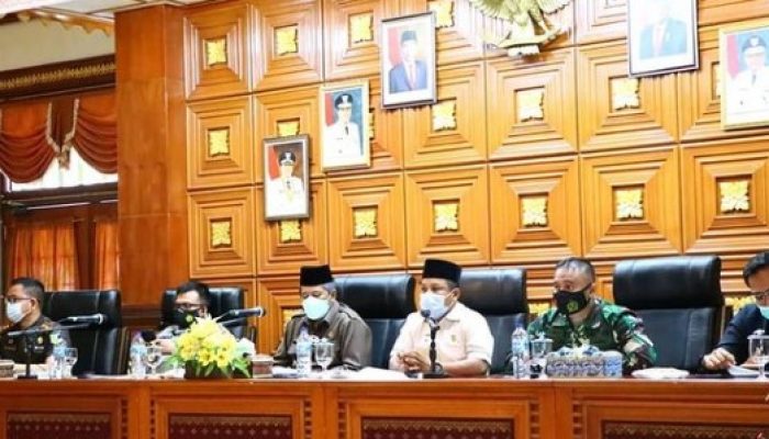 Vaksin SINOVAC dinyatakan Suci dan Halal Oleh MUI, DPRD Kabupaten Siak Ikuti Rakor Pelaksanaan Vaksinasi