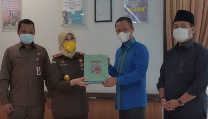 Selaku Pimpinan DPRD Provinsi Riau Baru, Yulisman Silahturahmi Ke Kajati Riau