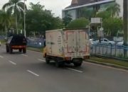 Dengan Pengawalan Ketat Dari Brimob Polda Riau, Vaksin Covid-19 Sinovac Tiba Di UPT Dinkes