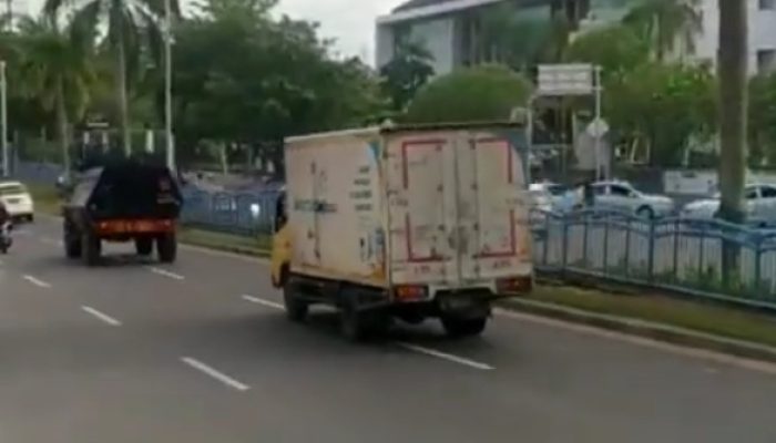 Dengan Pengawalan Ketat Dari Brimob Polda Riau, Vaksin Covid-19 Sinovac Tiba Di UPT Dinkes