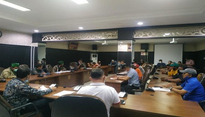 Adukan Nasib Buruh Angkut Sampah, Massa HMI Dan SBK Lakukan Audiensi Ke Gedung DPRD Pekanbaru