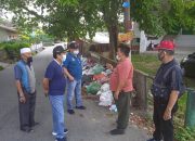Masa Transisi, Kabid DLHK Bersama Camat Bukit Raya Turun Langsung Bersihkan Sampah