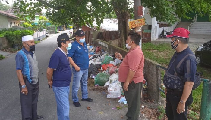 Masa Transisi, Kabid DLHK Bersama Camat Bukit Raya Turun Langsung Bersihkan Sampah