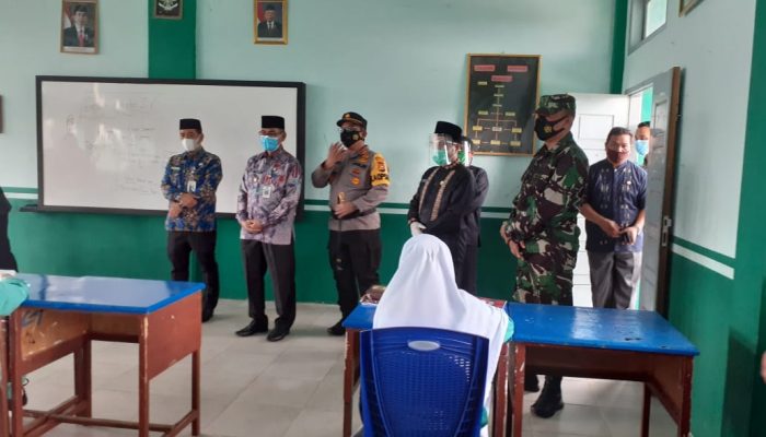 Bupati Kab Kuansing Dan Sejumlah Forkopimda Tinjau Pelaksanaan Sekolah Tatap Muka Di Masa Pandemi Covid-19