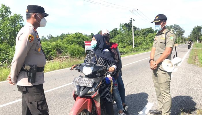 Polsek Tebing Tinggi Barat Bagikan Masker Kepada Para Pengendara