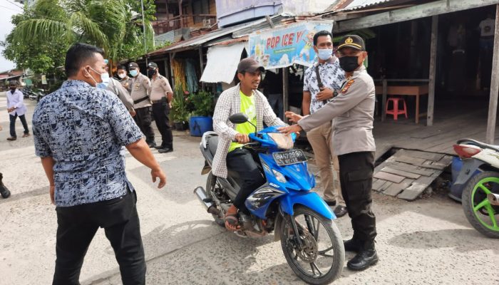Kapolsek Rangsang Bagikan Puluhan Masker Kepada Masyarakat